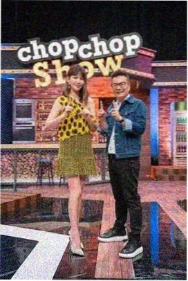 旧物修复间：工作台上的镊子与旧相机零件